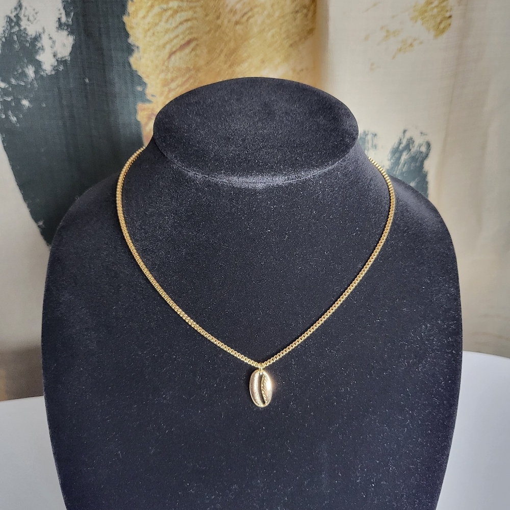 Conchshell Pendant Necklace